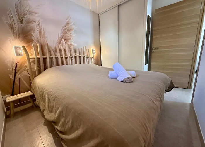 Evasion Jardin, Parking Privé Gratuit, Climatisé, Wi-fi, à 5mn Plage, Confort Appartamento