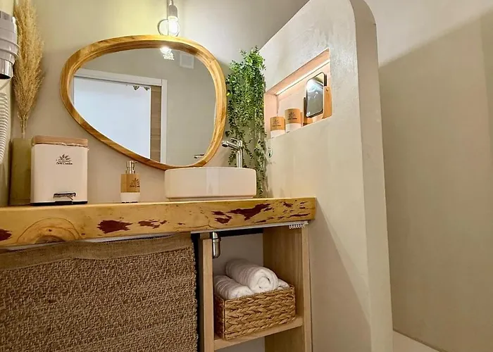 Evasion Jardin, Parking Privé Gratuit, Climatisé, Wi-fi, à 5mn Plage, Confort Sète